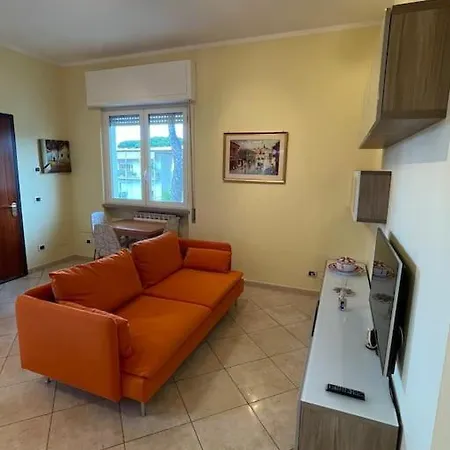 Luminosa Casa Con Posto Auto In Versilia A 5 Min Dal Mare Feriehus Camaiore