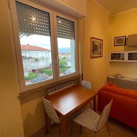 Feriehus Luminosa Casa Con Posto Auto In Versilia A 5 Min Dal Mare