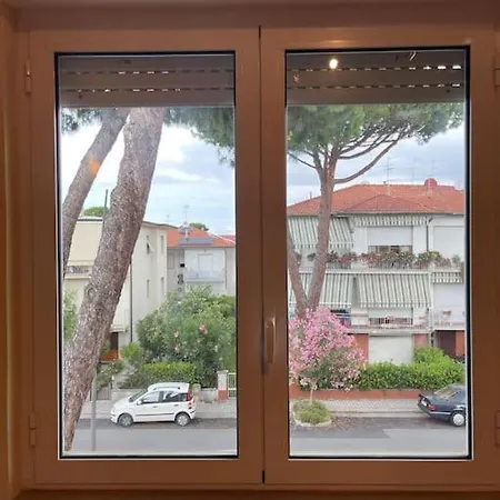 Feriehus Luminosa Casa Con Posto Auto In Versilia A 5 Min Dal Mare
